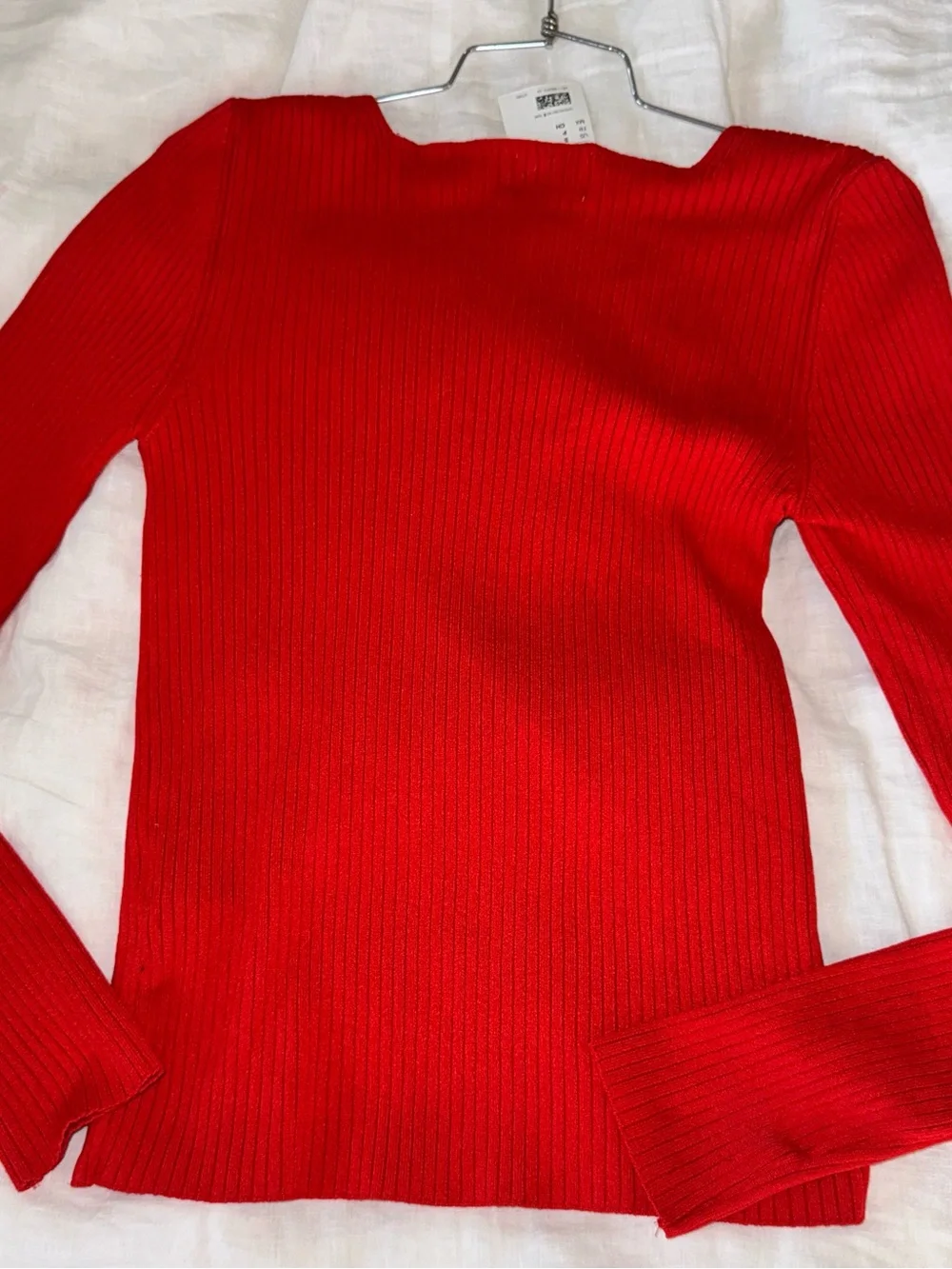 Red Ribbed V-Neck Women's Sweater H & M. NWT.    Size Small